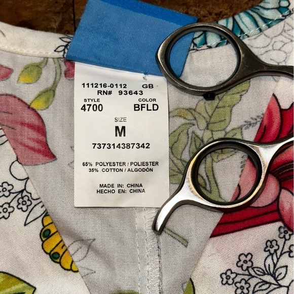 Scrub HQ Women’s Scrub Top Size Medium White Floral And Butterfly Print - Picture 8 of 8